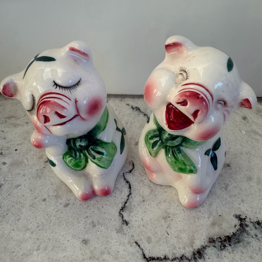 VINTAGE JAPANESE RETRO PIGGY SALT & PEPPER COLLECTIBLES.Farmhouse or retro DECOR